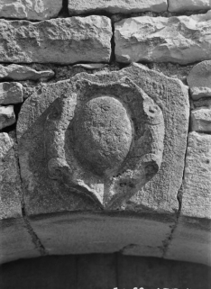 Façade de la grange, détail de la porte. © Région Bourgogne-Franche-Comté, Inventaire du patrimoine