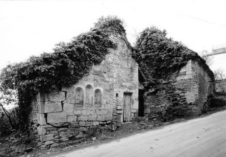 Vue d'ensemble depuis le bas de la rue en 1975. © Région Bourgogne-Franche-Comté, Inventaire du patrimoine