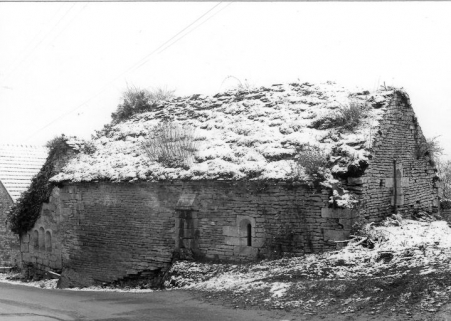 Vue d'ensemble depuis le haut de la rue en 1975. © Région Bourgogne-Franche-Comté, Inventaire du patrimoine