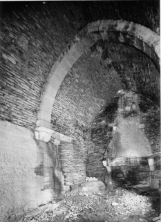 Salle voûtée, vue intérieure depuis l'angle sud-est, en 1975. © Région Bourgogne-Franche-Comté, Inventaire du patrimoine