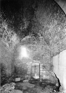 Salle voûtée, vue intérieure depuis la cheminée, en 1975. © Région Bourgogne-Franche-Comté, Inventaire du patrimoine