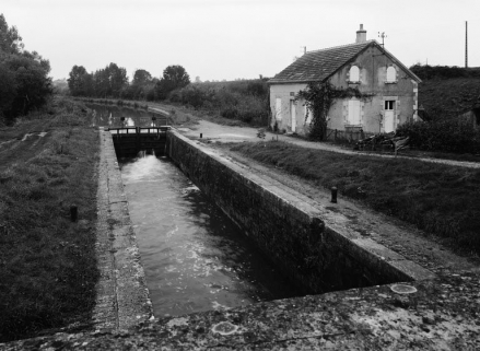 Le sas d'écluse et la maison éclusière à gauche. © Région Bourgogne-Franche-Comté, Inventaire du patrimoine
