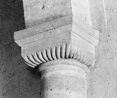 Détail du chapiteau de la deuxième colonne de droite de la nef. © Région Bourgogne-Franche-Comté, Inventaire du patrimoine