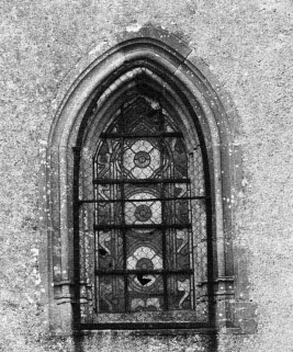 Détail de la deuxième baie de la chapelle droite, face droite. © Région Bourgogne-Franche-Comté, Inventaire du patrimoine