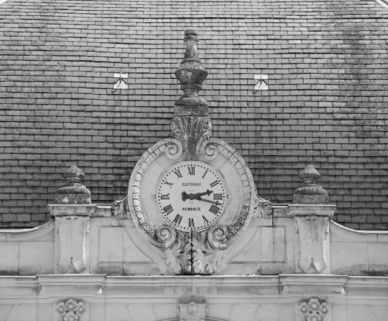 Hall d'entrée : détail de l'horloge. © Région Bourgogne-Franche-Comté, Inventaire du patrimoine Hall d'entrée : détail de l'horloge. © Région Bourgogne-Franche-Comté, Inventaire du patrimoine