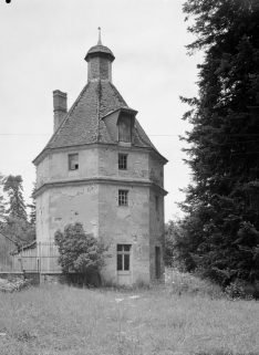 Colombier, vue prise en 1977. © Région Bourgogne-Franche-Comté, Inventaire du patrimoine Colombier, vue prise en 1977. © Région Bourgogne-Franche-Comté, Inventaire du patrimoine