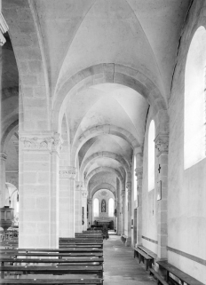 Bas-côté droit : vue d'ensemble depuis les fonts baptismaux. © Région Bourgogne-Franche-Comté, Inventaire du patrimoine Bas-côté droit : vue d'ensemble depuis les fonts baptismaux. © Région Bourgogne-Franche-Comté, Inventaire du patrimoine