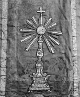 Détail de l'ostensoir. © Région Bourgogne-Franche-Comté, Inventaire du patrimoine