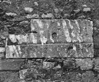 Linteau de la porte murée du mur droit. © Région Bourgogne-Franche-Comté, Inventaire du patrimoine