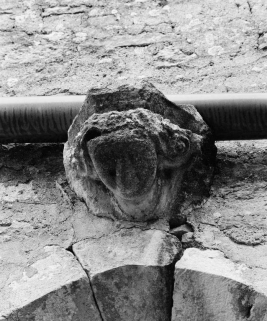 Chapelle droite, détail : tête sculptée au-dessus de la fenêtre. © Région Bourgogne-Franche-Comté, Inventaire du patrimoine