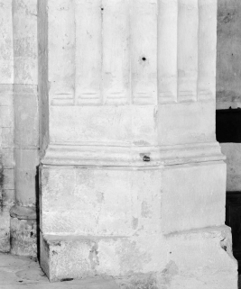 Base du piédroit gauche de l'arcade postérieure du porche. © Région Bourgogne-Franche-Comté, Inventaire du patrimoine