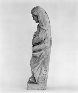 Vue de profil gauche de la Vierge deuillante. © Région Bourgogne-Franche-Comté, Inventaire du patrimoine