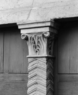 Détail du pilier central du portail. © Région Bourgogne-Franche-Comté, Inventaire du patrimoine