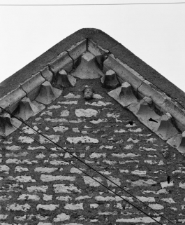 Tête sculptée à la partie supérieure du pignon. © Région Bourgogne-Franche-Comté, Inventaire du patrimoine