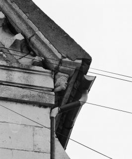 Tête sculptée à l'angle droit du pignon, de profil. © Région Bourgogne-Franche-Comté, Inventaire du patrimoine