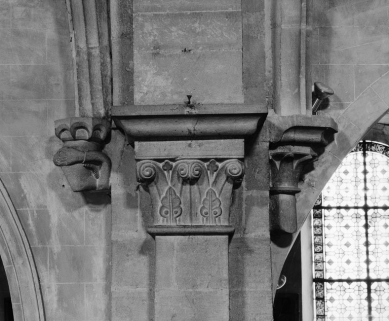 Pilastre et culots entre la 3ème et la 4ème travée de la nef, à gauche. © Région Bourgogne-Franche-Comté, Inventaire du patrimoine