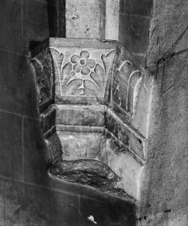 Culot antérieur droit de la 1ère travée du choeur. © Région Bourgogne-Franche-Comté, Inventaire du patrimoine