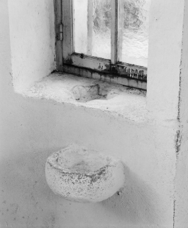 Appui de la fenêtre à gauche de la porte et bénitier. © Région Bourgogne-Franche-Comté, Inventaire du patrimoine