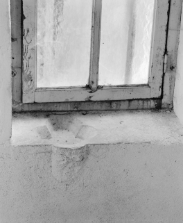 Appui de la fenêtre à droite de la porte. © Région Bourgogne-Franche-Comté, Inventaire du patrimoine