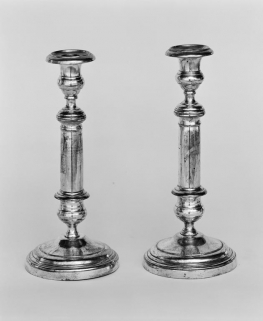 Paire de bougeoirs. © Région Bourgogne-Franche-Comté, Inventaire du patrimoine