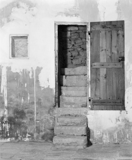 Nef : porte de l'escalier desservant l'étage du massif postérieur (mur gauche). © Région Bourgogne-Franche-Comté, Inventaire du patrimoine