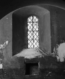 Massif postérieur : fenêtre de la chapelle droite. © Région Bourgogne-Franche-Comté, Inventaire du patrimoine