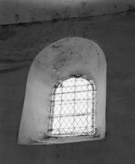 2ème fenêtre du mur droit de la nef. © Région Bourgogne-Franche-Comté, Inventaire du patrimoine