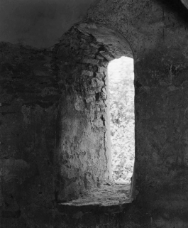 Massif postérieur, 1er étage : fenêtre latérale de la partie gauche. © Région Bourgogne-Franche-Comté, Inventaire du patrimoine