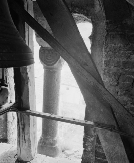 Clocher, 2è étage : colonnette gauche. © Région Bourgogne-Franche-Comté, Inventaire du patrimoine