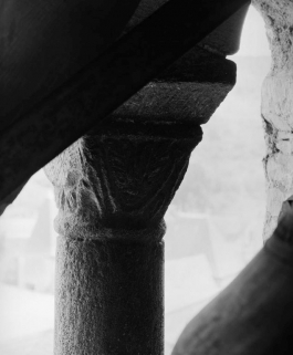 Clocher, 2è étage : colonnette droite, chapiteau, face interne. © Région Bourgogne-Franche-Comté, Inventaire du patrimoine