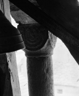 Clocher, 2è étage : colonnette gauche, chapiteau (face interne). © Région Bourgogne-Franche-Comté, Inventaire du patrimoine