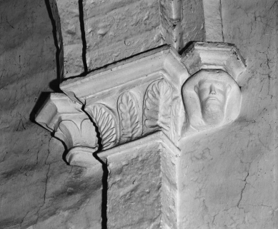 Vaisseau central, 1ère travée : chapiteau et culots de la 2ème pile droite. © Région Bourgogne-Franche-Comté, Inventaire du patrimoine