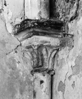 Chapiteau de la colonnette de l'angle antérieur gauche sur la 1ère travée du bas-côté gauche. © Région Bourgogne-Franche-Comté, Inventaire du patrimoine