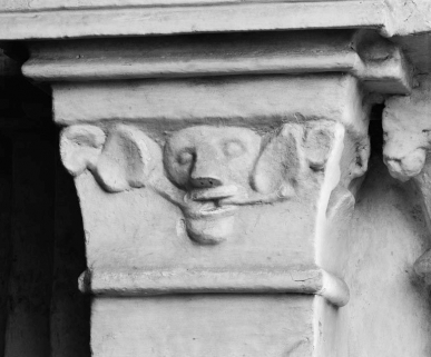 Vaisseau central : chapiteau de la 1ère pile gauche, 2ème grande-arcade. © Région Bourgogne-Franche-Comté, Inventaire du patrimoine