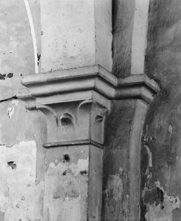 Bas-côté droit : chapiteau du 1er pilier droit. © Région Bourgogne-Franche-Comté, Inventaire du patrimoine