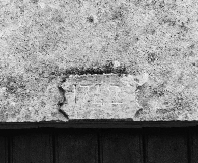 Détail du linteau de la porte d'entrée portant la date de 1742. © Région Bourgogne-Franche-Comté, Inventaire du patrimoine