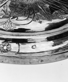 Détail du poinçon au pied du calice. © Région Bourgogne-Franche-Comté, Inventaire du patrimoine