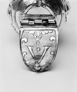 Détail du couvercle de la burette A. © Région Bourgogne-Franche-Comté, Inventaire du patrimoine