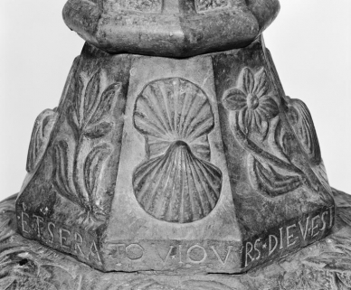 Détail de l'inscription sur le pied. © Région Bourgogne-Franche-Comté, Inventaire du patrimoine