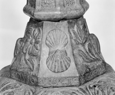 Détail de l'inscription sur le pied. © Région Bourgogne-Franche-Comté, Inventaire du patrimoine