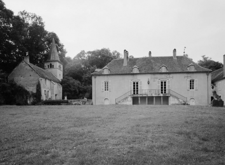 Vue d'ensemble de la maison et de la chapelle. © Région Bourgogne-Franche-Comté, Inventaire du patrimoine