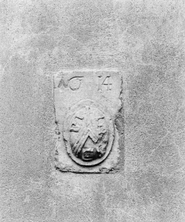 Détail des armoiries sur la maison sise parcelle 1852, section D7 du cadastre de 1940. © Région Bourgogne-Franche-Comté, Inventaire du patrimoine