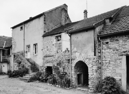 Vue de trois quarts droit de la maison sise parcelles 1304-1305, section D7 sur le cadastre de 1940. © Région Bourgogne-Franche-Comté, Inventaire du patrimoine