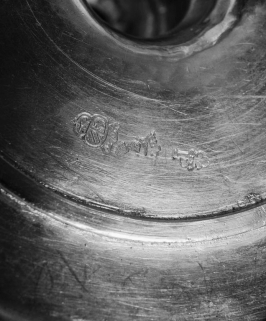 Détail des poinçons sur le revers du pied du calice. © Région Bourgogne-Franche-Comté, Inventaire du patrimoine