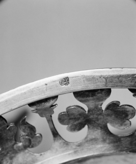 Détail d'un poinçon sur le bord du pied du calice. © Région Bourgogne-Franche-Comté, Inventaire du patrimoine