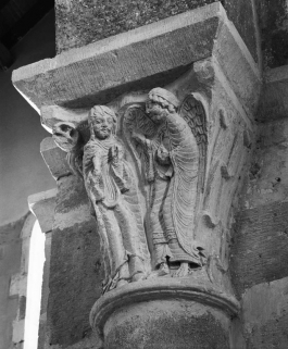 Chapiteau n°3, détail de l'Annonciation. © Région Bourgogne-Franche-Comté, Inventaire du patrimoine