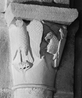 Chapiteau n°23 : saint Georges luttant contre un aigle. © Région Bourgogne-Franche-Comté, Inventaire du patrimoine