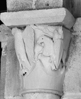 Chapiteau n°23 : saint Georges luttant contre un aigle. © Région Bourgogne-Franche-Comté, Inventaire du patrimoine