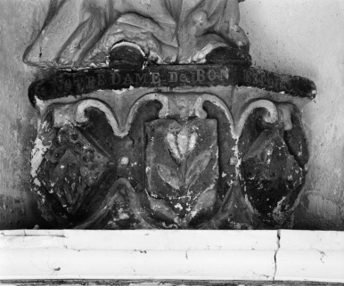 Détail du socle. © Région Bourgogne-Franche-Comté, Inventaire du patrimoine