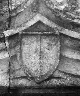 Détail du blason de la porte de la façade antérieure de la chapelle Saint-Denis. © Région Bourgogne-Franche-Comté, Inventaire du patrimoine
